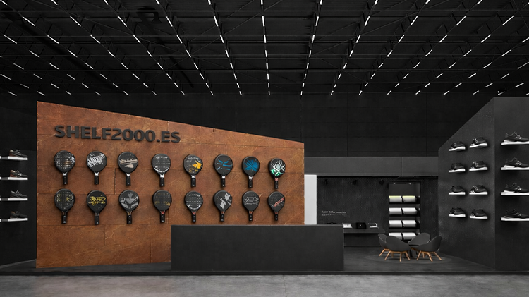 Sistema modular de exposición para tienda de pádel con soportes repetidos y alineación uniforme